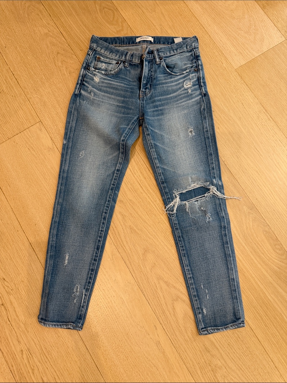 Moussy Distressed taper Jeans in Blue -